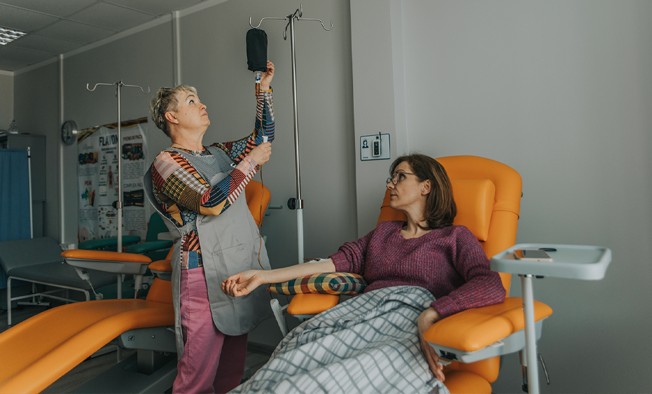 pielęgniarka podczas wlewu witaminowego w budynku przy alei wolności 19 a w Głogowie - przejdź do oferty